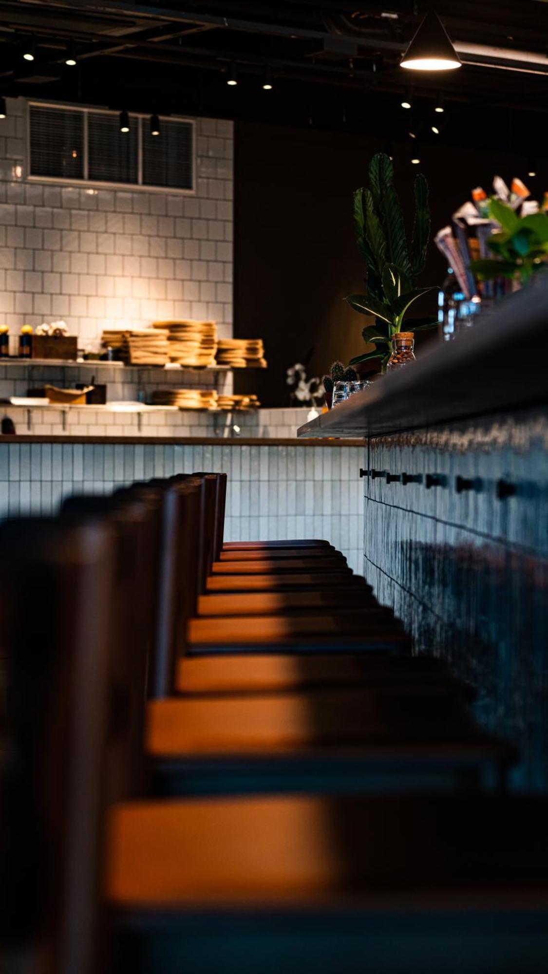 Comfort Hotel Arlanda Airport Terminal المظهر الخارجي الصورة "The interior of the restaurant is modern, with a dark, black interior and a white tiled bar with a dark brown leather seating area."